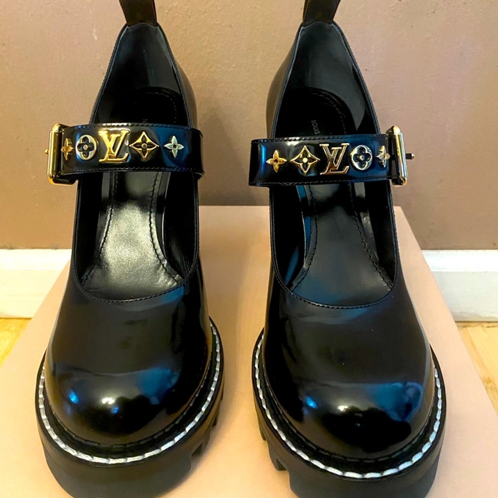 Sold out online brand new authentic Louis Vuitton star trail pumps